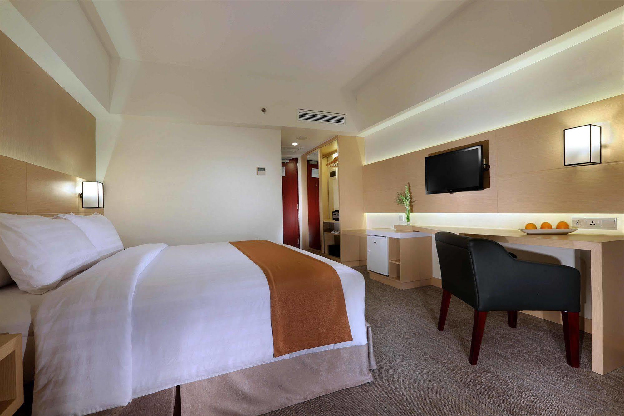 Golden City Hotel And Convention Center - Chse Certified Semarang Exterior photo